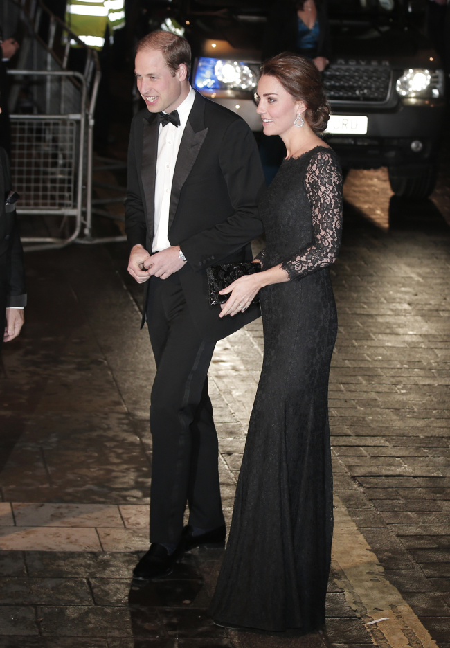 <YONHAP PHOTO-0877> Britain's Prince William and Kate, Duchess of Cambridge arrive to attend the Royal Variety Performance, at the Palladium Theatre, in central London, Thursday, Nov. 13, 2014.(AP Photo/Lefteris Pitarakis)/2014-11-14 06:24:46/ <저작권자 ⓒ 1980-2014 ㈜연합뉴스. 무단 전재 재배포 금지.>
Britain’s Prince William and Kate, Duchess of Cambridge.   AP-Yonhap