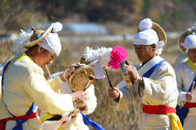 <YONHAP PHOTO-1120> 평창 용평 다리굿 농악 시연회 (평창=연합뉴스) 용평 다리굿 농악 시연회가 3일 둔전평 농악보존회(회장 김철규) 주관으로 강원 평창군 용평면 둔전평 농악 전수관에서 심재국 평창군수를 비롯한 김선풍 한중대 석좌교수, 주민 등 150여 명이 참석한 가운데 열렸다. 2014.11.3 <<평창군>> yoo21@yna.co.kr http://blog.yonhapnews.co.kr/yoo21//2014-11-03 16:00:13/ <저작권자 ⓒ 1980-2014 ㈜연합뉴스. 무단 전재 재배포 금지.>
A nongak troupe performs.   Yonhap