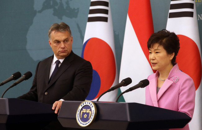 President Park Geun-hye speaks at a joint press conference with Hungarian Prime Minister Viktor Orban at Cheong Wa Dae on Friday.   Yonhap