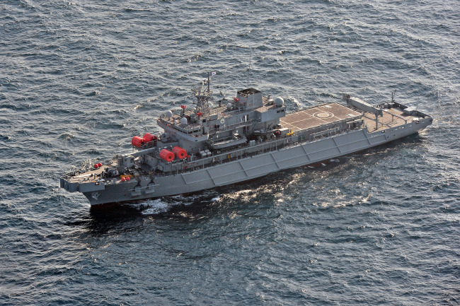 The new salvage ship the Tongyeong engages in a performance demonstration in waters near Busan on Wednesday.   Yonhap