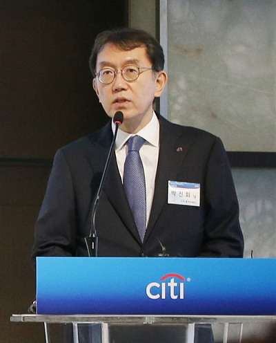 Citibank Korea’s new chief Park Jin-hei makes a presentation on the bank’s new business strategy during a press conference in Seoul on Friday.   Citibank Korea