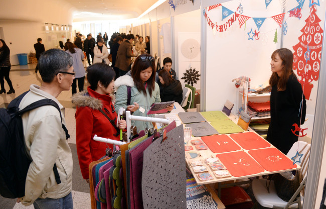 Visitors examine fashion items at the Herald Design Market in Dongdaemun Design Plaza in Seoul on Saturday.   Park Hyun-koo/The Korea Herald