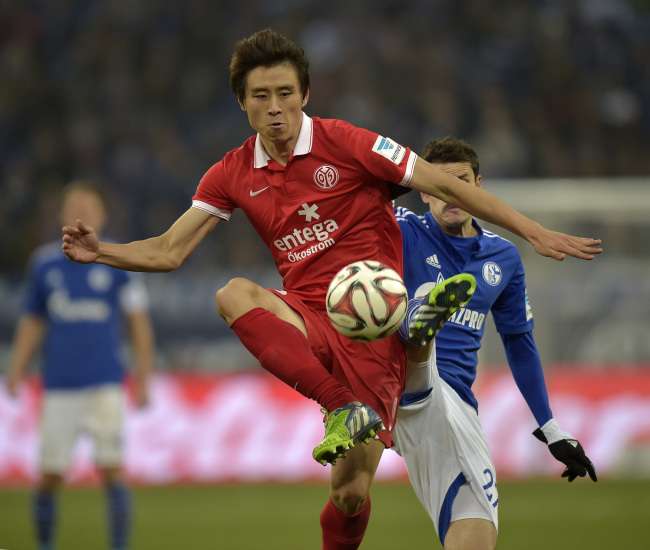 Mainz’s Koo Ja-cheol controls the ball against FC Schalke 04 in Gelsenkirchen, Germany, Saturday.   AP-Yonhap