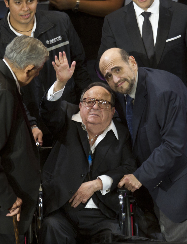 Mexican comedian Roberto Gomez Bolanos (center), popularly known as Chespirito, waves during an event in his honor at the National Auditorium in Mexico City in February 2012.   AP-Yonhap