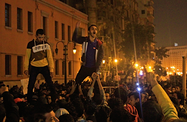 <YONHAP PHOTO-0450> Egyptians gather near Tahrir Square to protest the verdict in the trial of ousted President Hosni Mubarak in Cairo, Egypt, Saturday, Nov. 29, 2014. A judge dismissed murder charges Saturday against former President Hosni Mubarak and acquitted his security chief over the killing of protesters during Egypt's 2011 uprising, crushing any hope of a judicial reckoning on behalf of the hundreds victims of the revolt that toppled him. (AP Photo/Ibrahim Ezzat, El Shorouk Newspaper) EGYPT OUT/2014-11-30 05:41:14/ <저작권자 ⓒ 1980-2014 ㈜연합뉴스. 무단 전재 재배포 금지.>
Egyptians gather near Tahrir Square to protest the verdict in the trial of ousted President Hosni Mubarak in Cairo, Egypt, Saturday.   AP-Yonhap