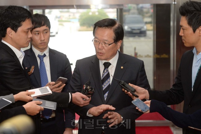 정의화 국회의장이 예산안 처리 법정시한을 하루 앞둔 1일 오전 국회 의장실로 출근하며 취재진의 질의에 답하고 있다.이길동기자.gdlee@heraldcorp.com
정의화 국회의장이 예산안 처리 법정시한을 하루 앞둔 1일 오전 국회 의장실로 출근하며 취재진의 질의에 답하고 있다.이길동기자.gdlee@heraldcorp.com