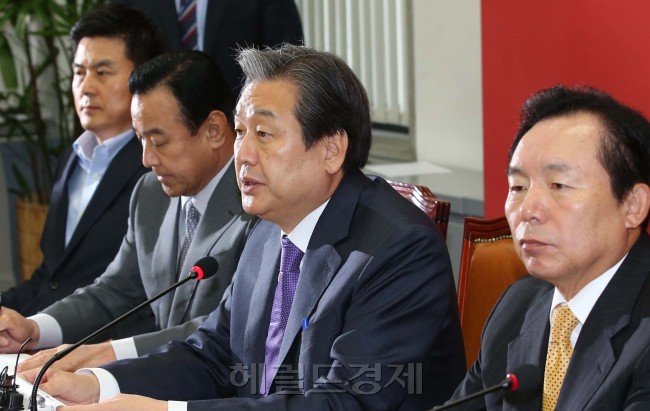 김무성 새누리당 대표가 1일 오전 국회에서 열린 최고위원회의에 참석해 모두발언을 하고 있다.이 길동기자.gdlee@heraldcorp.com
김무성 새누리당 대표가 1일 오전 국회에서 열린 최고위원회의에 참석해 모두발언을 하고 있다.이 길동기자.gdlee@heraldcorp.com