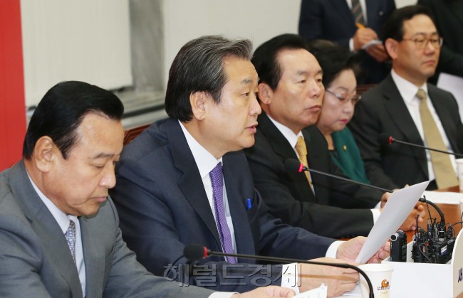 김무성 새누리당 대표가 1일 오전 국회에서 열린 최고위원회의에 참석해 모두발언을 하고 있다.이 길동기자.gdlee@heraldcorp.com
김무성 새누리당 대표가 1일 오전 국회에서 열린 최고위원회의에 참석해 모두발언을 하고 있다.이 길동기자.gdlee@heraldcorp.com