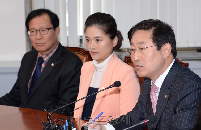 박범계 비선실세 국정농단 진상조사단장 이 1일 오전 국회에서 열린 비선실세국정농단 진상조사단1차 회의에  참석해 심각한 표정으로 모두발언을 하고 있다.이 길동기자.gdlee@heraldcorp.com
박범계 비선실세 국정농단 진상조사단장 이 1일 오전 국회에서 열린 비선실세국정농단 진상조사단1차 회의에  참석해 심각한 표정으로 모두발언을 하고 있다.이 길동기자.gdlee@heraldcorp.com