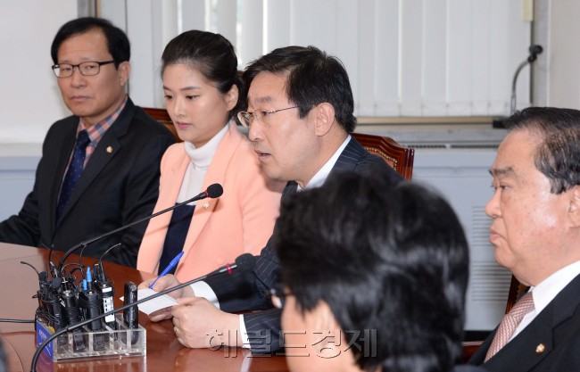 박범계 비선실세 국정농단 진상조사단장 이 1일 오전 국회에서 열린 비선실세국정농단 진상조사단1차 회의에  참석해 심각한 표정으로 모두발언을 하고 있다.이 길동기자.gdlee@heraldcorp.com
박범계 비선실세 국정농단 진상조사단장 이 1일 오전 국회에서 열린 비선실세국정농단 진상조사단1차 회의에  참석해 심각한 표정으로 모두발언을 하고 있다.이 길동기자.gdlee@heraldcorp.com
새정치민주연합의 박범계(가운데) 비선실세 국정농단 진상조사단장이 1일 오전 국회에서 열린 비선실세국정농단 진상조사단 1차 회의에  참석해 심각한 표정으로 모두발언을 하고 있다. 박 단장은 이날 회의에서 “‘비서실 3인방’과 정 씨에 대해 실정법 위반 소지가 있는지, 추가 검찰 고발 여부를 검토할 것”이라고 밝혔다. 이길동 기자/gdlee@