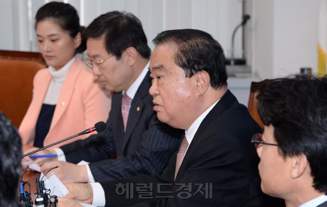 문희상 새정치민주연합 비상대책위원장이 1일 오전 국회에서 열린 비선실세국정농단 진상조사단1차 회의에  참석해 심각한 표정으로 모두발언을 하고 있다.이 길동기자.gdlee@heraldcorp.com
문희상 새정치민주연합 비상대책위원장이 1일 오전 국회에서 열린 비선실세국정농단 진상조사단1차 회의에  참석해 심각한 표정으로 모두발언을 하고 있다.이 길동기자.gdlee@heraldcorp.com