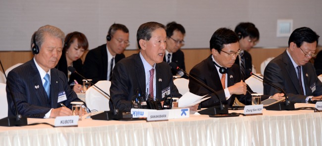 GS Group chairman Huh Chang-soo (second from left), who also chairs the Federation of Korean Industries, speaks at the Korea-Japan Financial Conference, held at the FKI’s head office in Yeouido, Seoul, Monday.   Park Hyun-koo/The Korea Herald