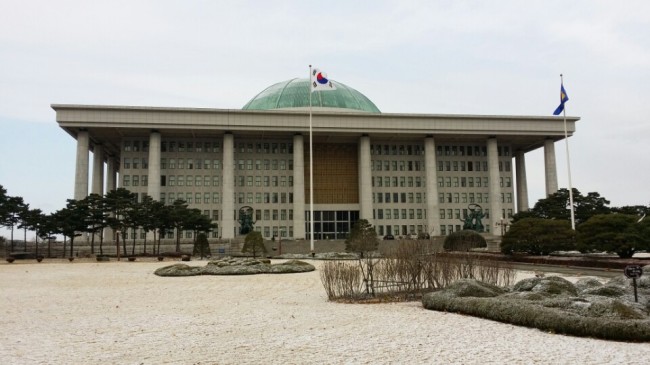 Snow covers the grounds of the National Assembly on Monday.   Jeong Hunny/The Korea Herald