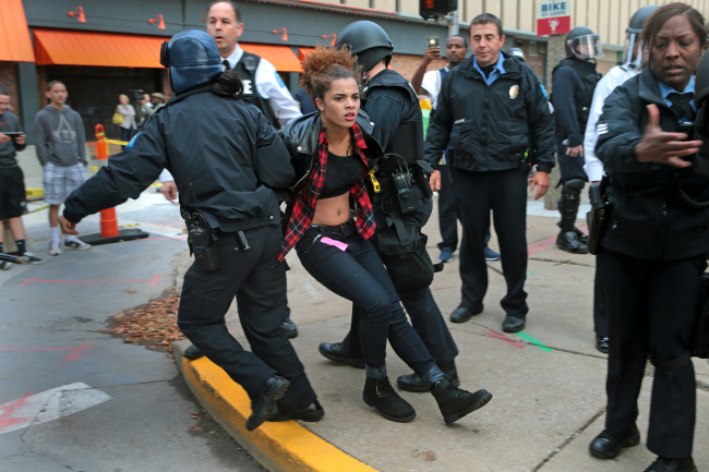 <YONHAP PHOTO-0384> Police arrest a protester on Sunday, Nov. 30, 2014, at Kiener Plaza, in St. Louis. Protesters and police clashed following an NFL football game between the St. Louis Rams and the Oakland Raiders as protests continued following a grand jury's decision not to indict a Ferguson police officer in the shooting death of Michael Brown. (AP Photo/St. Louis Post-Dispatch, Laurie Skrivan) EDWARDSVILLE INTELLIGENCER OUT; THE ALTON TELEGRAPH OUT/2014-12-01 09:00:56/ <저작권자 ⓒ 1980-2014 ㈜연합뉴스. 무단 전재 재배포 금지.>
Police arrest a protester at Kiener Plaza in St. Louis on Sunday.   AP-Yonhap