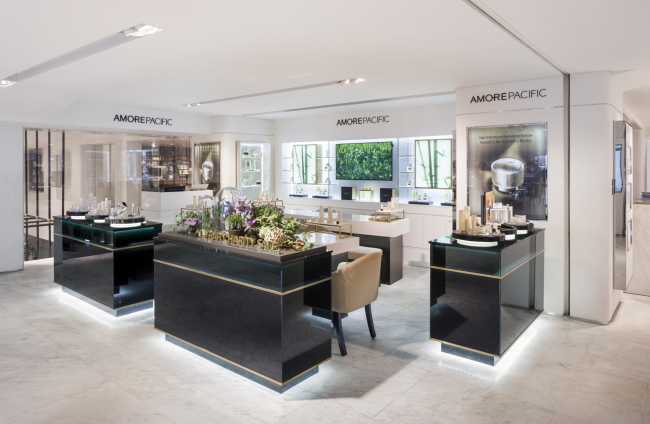 An AmorePacific store opened at the Harbour City shopping mall in Hong Kong on Nov. 12.   AmorePacific