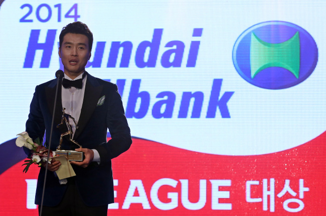 Lee Dong-gook of Jeonbuk poses with the MVP award in Seoul on Monday.   Yonhap
Lee Dong-gook of Jeonbuk poses with the MVP award in Seoul on Monday.   Yonhap