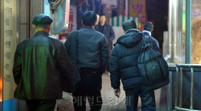 26일 새벽 구로 인력시장에서 구직자들이 일자리를 구하고 있다.<br />김명섭 기자 msiron@heraldcorp.com
26일 새벽 구로 인력시장에서 구직자들이 일자리를 구하고 있다.
김명섭 기자 msiron@heraldcorp.com