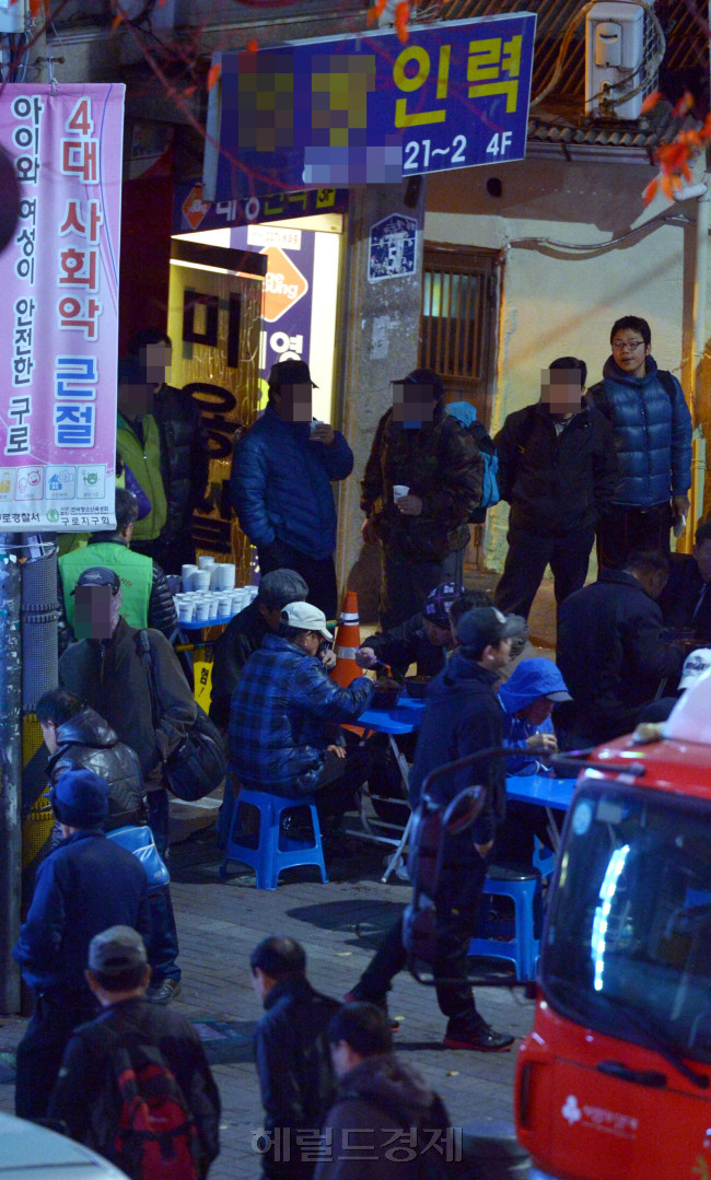 26일 새벽 구로 인력시장에서 구직자들이 일자리를 구하고 있다.<br />김명섭 기자 msiron@heraldcorp.com
26일 새벽 구로 인력시장에서 구직자들이 일자리를 구하고 있다.
김명섭 기자 msiron@heraldcorp.com