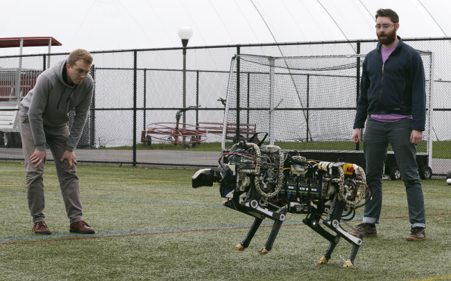 Researchers monitor a robotic cheetah during a test run.   (AP-Yonhap)