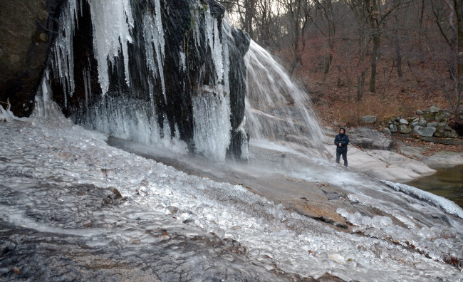 Icicles form near a waterfall in Bukhansan National Park in Gyeonggi Province on Tuesday. The morning low in Seoul hit minus 7 degrees Celsius and most areas of the country were issued a cold weather advisory on Tuesday.   Kim Myung-sub/The Korea Herald