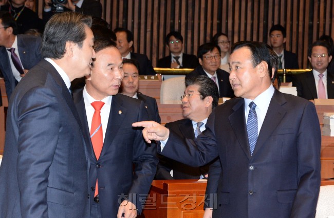 김무성 새누리당대표가 2일오전 국회에서 열린 의원총회에 참석해 이완구 원내대표와 이야기를 하고 있다.이길동기자.gdlee@heraldcorp.com
김무성 새누리당대표가 2일오전 국회에서 열린 의원총회에 참석해 이완구 원내대표와 이야기를 하고 있다.이길동기자.gdlee@heraldcorp.com