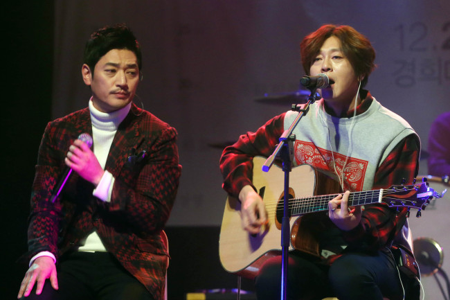 R&B singer Bobby Kim (left) and rock ’n’ roll star Yoon Do-hyun perform at their joint showcase at the V Hall in Hongdae, Seoul, Monday.    Yonhap