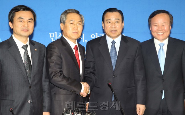 이완구 새누리당 원내대표(오른쪽두번째)와 우윤근 새정치민주연합 원내대표가  2일 오전 국회 새정치민주연합 원내대표실에서 열린 원내대표 정례회동에서 악수를 하고 있다.(왼쪽부터 안규백 새정치민주연합 원내수석부대표,우윤근,이완구,김재원 새누리당 원내수석부대표).이길동기자.gdlee@heraldcorp.com
이완구 새누리당 원내대표(오른쪽두번째)와 우윤근 새정치민주연합 원내대표가  2일 오전 국회 새정치민주연합 원내대표실에서 열린 원내대표 정례회동에서 악수를 하고 있다.(왼쪽부터 안규백 새정치민주연합 원내수석부대표,우윤근,이완구,김재원 새누리당 원내수석부대표).이길동기자.gdlee@heraldcorp.com