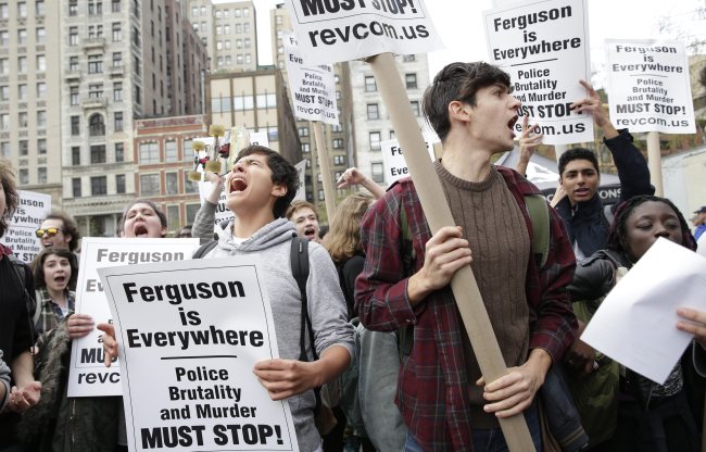 Protesters demonstrate against the St. Louis County grand jury decision not to bring criminal charges against Darren Wilson, the white police officer who fatally shot Michael Brown in Ferguson, Missouri, in Union Square, New York, Monday. (Related story on Page 6)   EPA-Yonhap