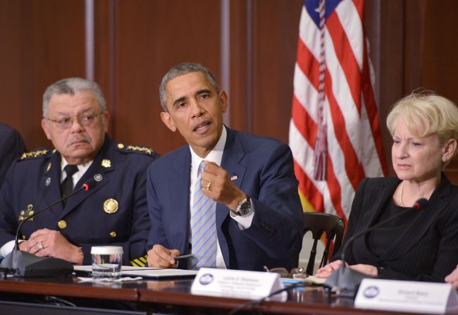 <YONHAP PHOTO-0373> US President Barack Obama speaking after meeting with elected officials, community leaders and law enforcement officials on building trust in communities after Ferguson unrest on December 1, 2014 at the Eisenhower Executive Office Building, next to the White House, in Washington, DC. Flanking Obama are Philadelphia Police Commissioner Charles Ramsey (L) and George Mason University professor of Criminology, Law and Society Laurie Robinson. Ramsey and Robinson was appointed by Obama to chair a task force on policing. AFP PHOTO/Mandel NGAN../2014-12-02 07:47:41/ <저작권자 ⓒ 1980-2014 ㈜연합뉴스. 무단 전재 재배포 금지.>
Barack Obama.   AFP-Yonhap