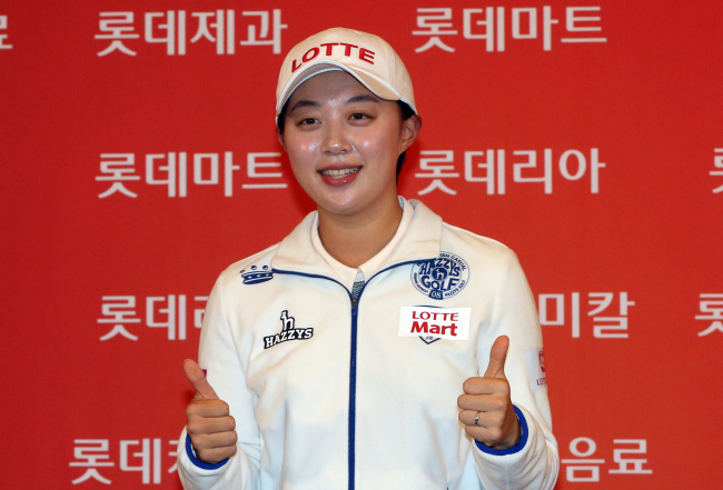 <YONHAP PHOTO-1622> 엄지손가락 치켜든 김효주 (서울=연합뉴스) 김주성 기자 = 내년 시즌 미국여자프로골프(LPGA) 투어에 진출하는 김효주(19)가 2일 오후 서울 중구 롯데호텔에서 열린 '롯데그룹 후원 조인식'에서 엄지손가락을 치켜들며 포즈를 취하고 있다. 김효주는 5년간 부대비용을 포함한 국내 선수 최고 수준의 계약금 13억원과 성적에 따른 인센티브(우승시 상금의 70%, 5위 이내 30%)를 받는 조건으로 롯데그룹과 계약했다. 2014.12.2 utzza@yna.co.kr/2014-12-02 15:47:51/ <저작권자 ⓒ 1980-2014 ㈜연합뉴스. 무단 전재 재배포 금지.>
Korea’s Kim Hyo-joo takes part in a press conference in Seoul on Tuesday.   Yonhap
Korea’s Kim Hyo-joo takes part in a press conference in Seoul on Tuesday.   Yonhap