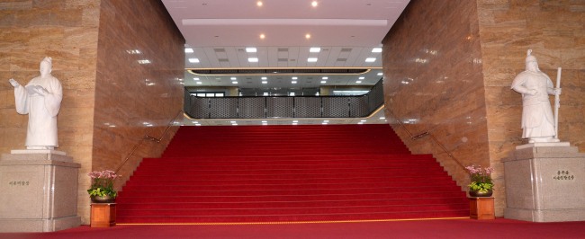 국회 본관  세종대왕.이순신장군상.
국회 본관  세종대왕.이순신장군상.