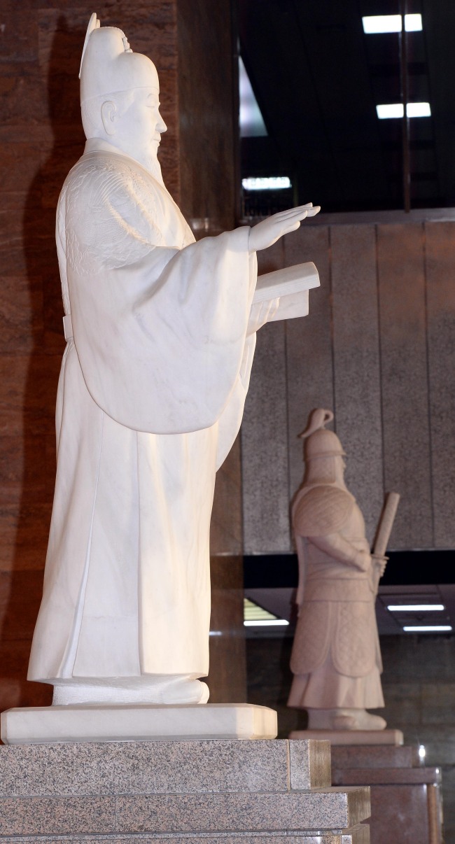 국회 본관  세종대왕.이순신장군상.
국회 본관  세종대왕.이순신장군상.