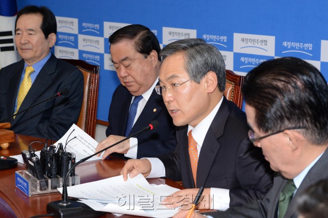 우윤근 새정치민주연합 원내대표가 3일 오전 국회에서 열린 비상대책위원회의에서 모두발언을 하고 있다.이길동기자.gdlee@heraldcorp.com
우윤근 새정치민주연합 원내대표가 3일 오전 국회에서 열린 비상대책위원회의에서 모두발언을 하고 있다.이길동기자.gdlee@heraldcorp.com
우윤근(오른쪽 두번째) 새정치민주연합 원내대표가 3일 오전 국회에서 열린 비상대책위원회의에서 모두발언을 하고 있다. 우 원내대표는 이날 “통과된 예산을 잘쓰도록 감시하는 것도 중요하지만 100조원대 국민혈세 낭비 사례 철저 파해치는 것도 중요한 일이다”라며 여당에 4자방 국정조사 수용을 촉구했다. 또한 정윤회 문건과 관련해선 “진상규명을 위해 운영위 소집 요구했는데 여당은 하루빨리소집 응해달라”며 국회 차원의 논의를 압박했다.  이길동 기자/gdlee@