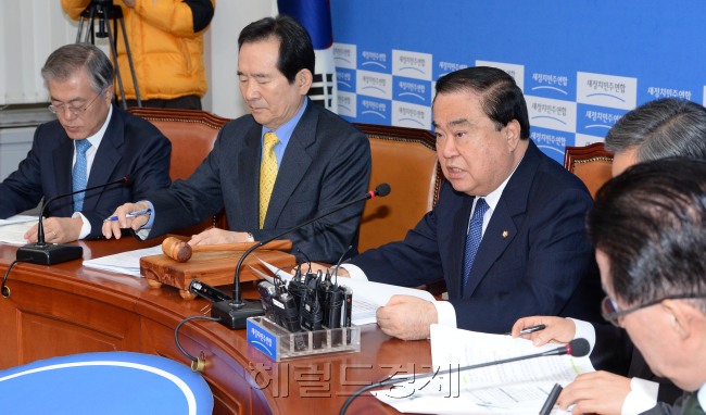 문희상새정치민주연합 비상대책위원장이 3일 오전 국회에서 열린 비상대책위원회의에서 모두발언을 하고 있다.이길동기자.gdlee@heraldcorp.com
문희상새정치민주연합 비상대책위원장이 3일 오전 국회에서 열린 비상대책위원회의에서 모두발언을 하고 있다.이길동기자.gdlee@heraldcorp.com