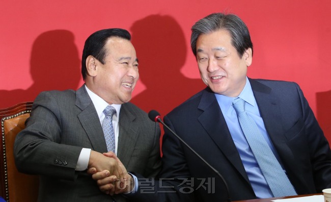 김무성 새누리당 대표(오른쪽)가 3일 오전 국회에서 열린 최고중진연석회의에서 이완구원내대표와 악수를  하며 웃고 있다. .이길동기자.gdlee@heraldcorp.com
김무성 새누리당 대표(오른쪽)가 3일 오전 국회에서 열린 최고중진연석회의에서 이완구원내대표와 악수를  하며 웃고 있다. .이길동기자.gdlee@heraldcorp.com