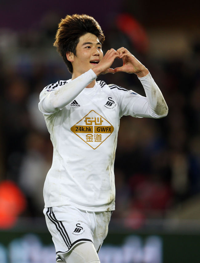 Swansea City’s Ki Sung-yueng celebrates scoring against Queens Park Rangers on Tuesday.   AP-Yonhap