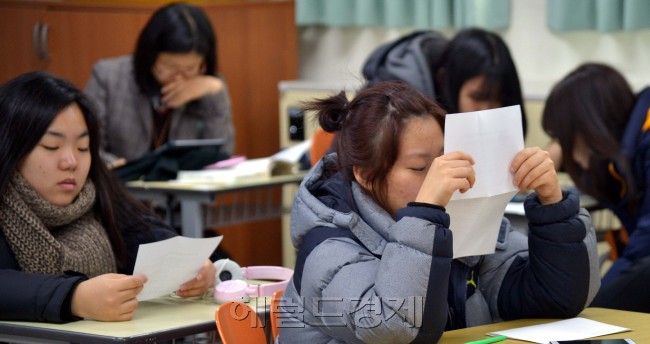 2015학년도 수능시험 성적표 배부가 시작된 3일 오전 서울 마포구 상암고에서 학생들이 성적표를 받고 가슴 조리게 보고 있다.<br />김명섭 기자 msiron@heraldcorp.com
2015학년도 수능시험 성적표 배부가 시작된 3일 오전 서울 마포구 상암고에서 학생들이 성적표를 받고 가슴 조리게 보고 있다.
김명섭 기자 msiron@heraldcorp.com
2015학년도 수능시험 성적표 배부가 시작된 3일 오전 서울 마포구 상암고에서 학생들이 성적표를 받고 가슴 조리게 보고 있다.
김명섭 기자 msiron@heraldcorp.com