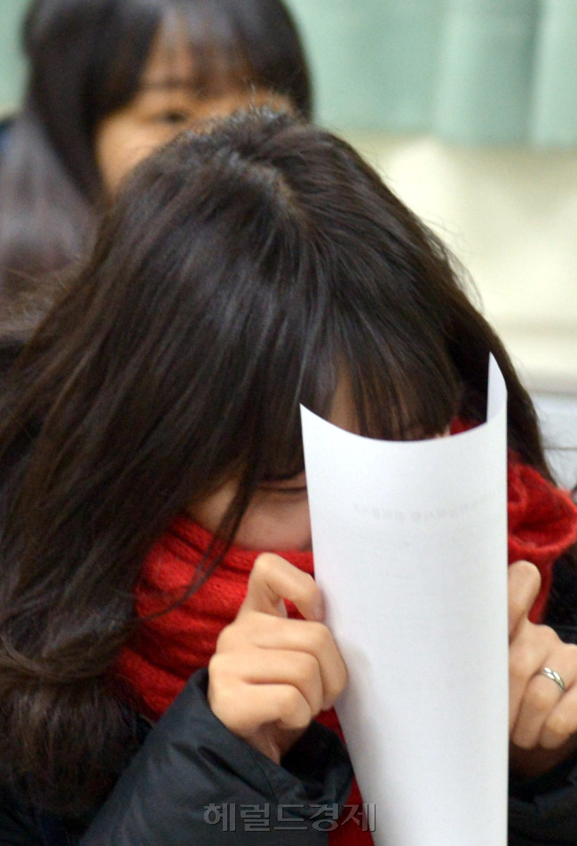 2015학년도 수능시험 성적표 배부가 시작된 3일 오전 서울 마포구 상암고에서 학생들이 성적표를 받고 가슴 조리게 보고 있다.<br />김명섭 기자 msiron@heraldcorp.com
