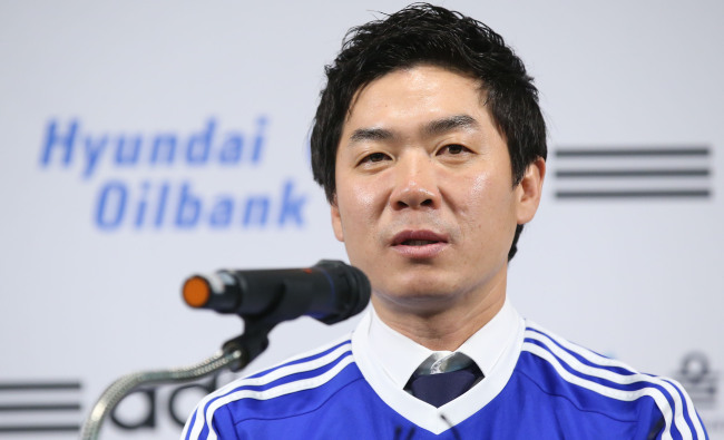 Yoon Jung-hwan, the new head coach of the Ulsan Hyundai soccer club, speaks during his inaugural press conference in Seoul on Wednesday.   Yonhap