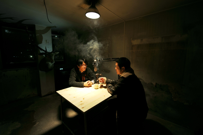 Artist Jung Yeon-doo (left) and Beak Jung-ki
discuss their joint art project at Yeongdeungpo
Common Center. (Kim Do-myoung/Ability Company)