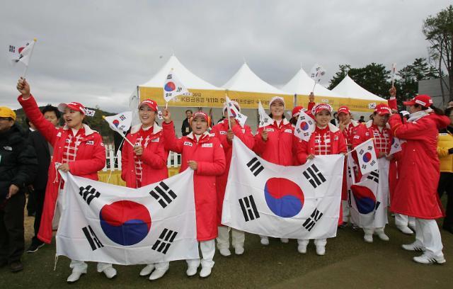 사진은 지난 2012년 한일여자골프대항전에서 우승을 확정하며 기뻐하는 한국 선수단 모습. KLPGA 제공