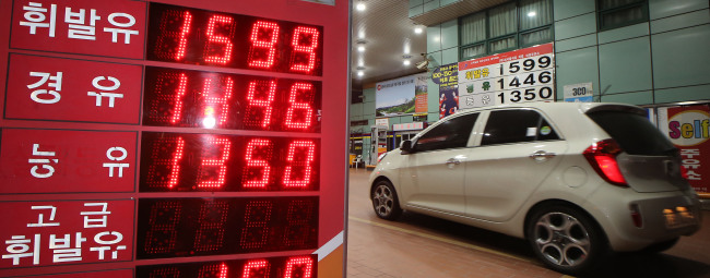Petrol prices are shown on an electronic signboard at an SK Energy gas station in Seoul on Tuesday.   Yonhap