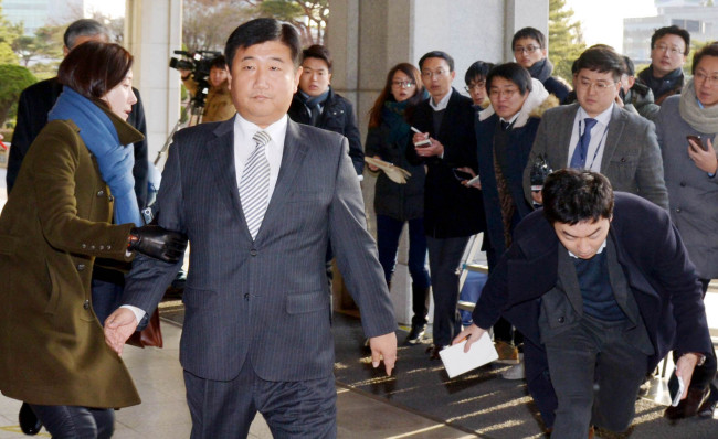 Police Superintendent Park Gwan-cheon enters the Seoul Central District Prosecutors’ Office for questioning on Thursday.   Kim Myung-sub/The Korea Herald