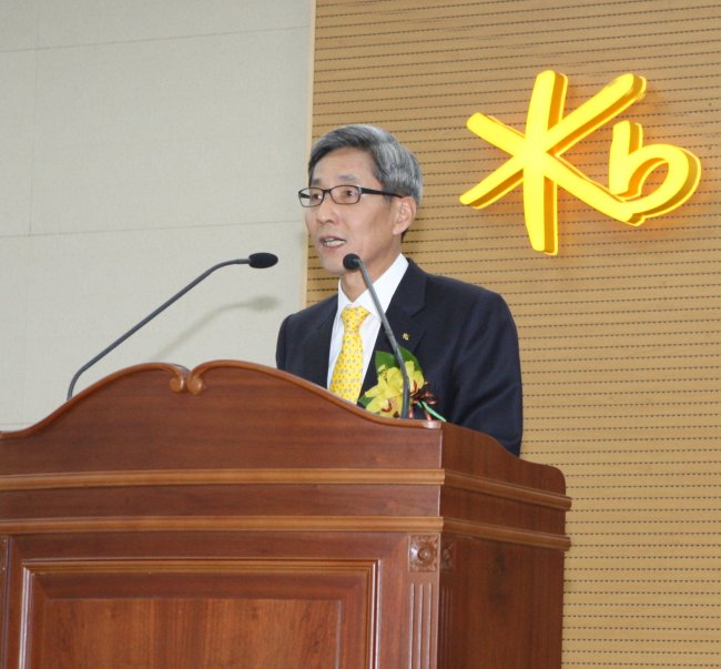 KB Financial Group chairman Yoon Jong-kyoo speaks at his inaugural ceremony in Seoul on Nov. 21.   KB Financial Group