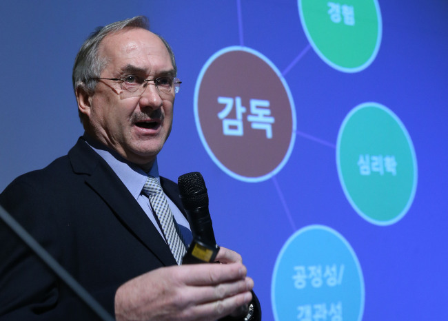 Korea head coach Uli Stielike gives a lecture on soccer leadership during a conference in Paju, Gyeonggi Province, Thursday.   Yonhap