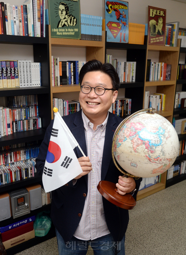 서경덕 성신여대교수 독도지킴이 인터뷰. 박현구 기자phko@heraldcorp.com/2014.11.24
서경덕 성신여대교수 독도지킴이 인터뷰. 박현구 기자phko@heraldcorp.com/2014.11.24
서경덕 성신여대교수 독도지킴이 인터뷰. 박현구 기자phko@heraldcorp.com/2014.11.24