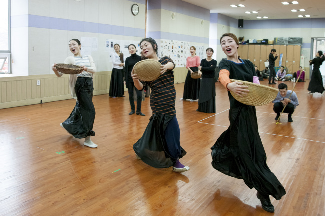 Cast members rehearse for the Madangnori performance “Here Comes Shimcheong.”   National Theater of Korea