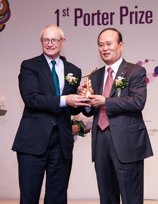 CJ Group vice chairman Lee Chae-wook (right) poses with management guru Michael Porter after receiving the CSV Porter Prize in Seoul.   CJ Group