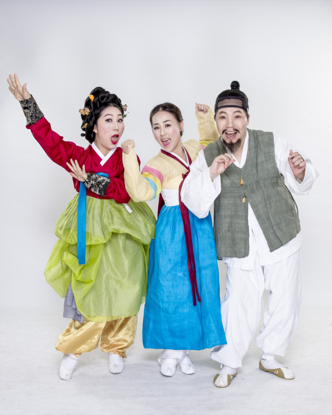Cast members of “Here Comes Shimcheong.”   (National Theater of Korea)