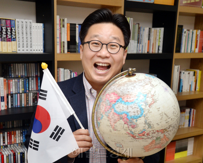서경덕 성신여대교수 독도지킴이 인터뷰. 박현구 기자phko@heraldcorp.com/2014.11.24
서경덕 성신여대교수 독도지킴이 인터뷰. 박현구 기자phko@heraldcorp.com/2014.11.24